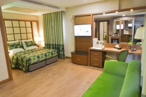 雅溫德的住宿－UNITED HOTEL INTERNATIONAL，配有一张床和一张书桌的酒店客房