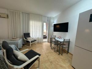 un soggiorno con camera con letto e scrivania di AMA611 - Terraza, WiFi, Playa La Carihuela a 100 metros a Torremolinos