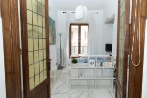een hal met een deur en een spiegel bij Domus Massimiliani Guesthouse in Rome
