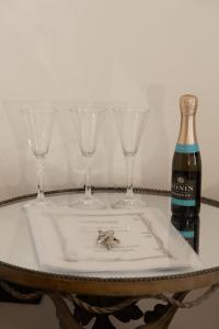 drie wijnglazen en een fles op tafel bij Martina a Piazza del Popolo in Rome