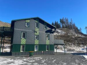 una casa con pintura verde y gris. en Ebermannsmühle, en Lauscha