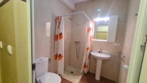 Koupelna v ubytování ALBERGUE LA TIÑOSA + 25 fotografií