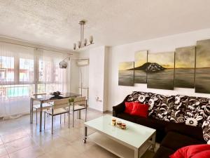 uma sala de estar com um sofá e uma mesa em Espléndido Apartamento con Wifi em Granada