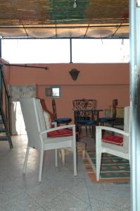 - un salon avec deux chaises et une table dans l'établissement kech hostel, à Marrakech