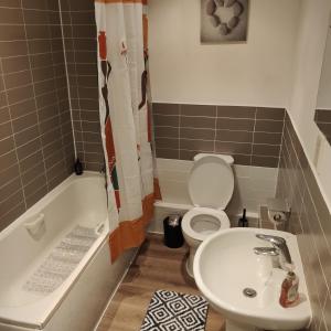 uma casa de banho com um WC e um lavatório em Stunning 2-Bed Apartment in London Dagenham em Dagenham