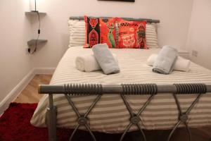 Katil atau katil-katil dalam bilik di Apartment - Sleeps 2 - Parking - Station Close