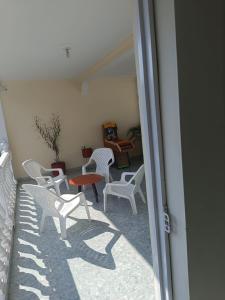 um grupo de cadeiras e uma mesa numa varanda em Cambulos House em Melgar