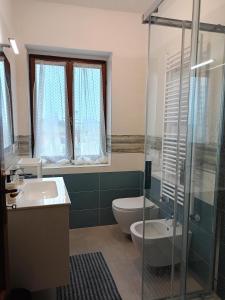 y baño con aseo y ducha acristalada. en Avenza Dream, en Carrara