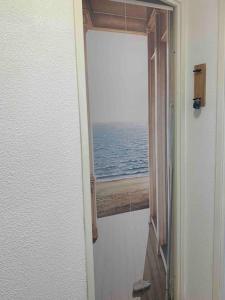 una porta aperta con vista sull'oceano di 200 M Port de Cassy , studio cosy 3 pers a Lanton