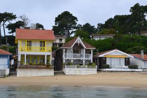 una casa amarilla y blanca en la playa en 200 M Port de Cassy , studio cosy 3 pers, en Lanton