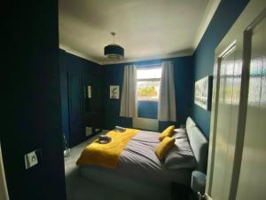 Un pat sau paturi într-o cameră la Hidden Apartment, Town centre, Getaway