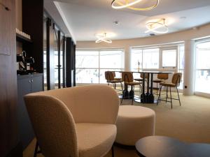 a room with a table and chairs and a table and chairs at Hôtel Mercure Lyon Centre Charpennes Parc de la Tête d'Or in Villeurbanne