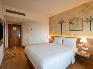 ibis Mumbai Airport - An Accor Brand客房内的一张或多张床位
