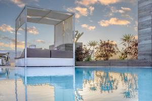 een huis met een zwembad voor een gebouw bij Labranda Marieta - Adults only in Playa del Inglés