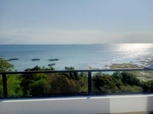 een balkon met uitzicht op de oceaan bij Best View Malindi Guest House in Mwembe Maepe