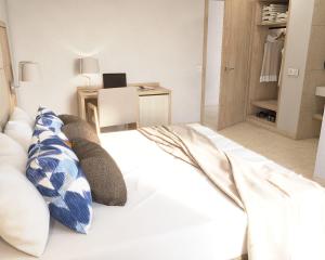 Łóżko lub łóżka w pokoju w obiekcie Hotel Anibal - AB Group