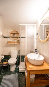 カランバカにあるNF Meteora Residenceの洗面台、トイレ、鏡のあるバスルーム +74枚の写真