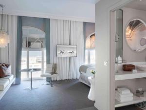 Кровать или кровати в номере Cures Marines Hotel Thalasso & Spa Trouville - MGallery Collection