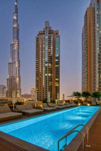 Manzil - Stylish 2BR in Downtown, Walking distance to Burj Khalifa & Dubai Mall内部或周边的泳池