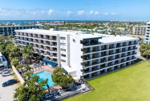 una vista aérea de un gran edificio blanco con piscina en La Quinta by Wyndham Cocoa Beach Oceanfront en Cocoa Beach