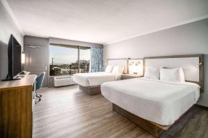 Voodi või voodid majutusasutuse La Quinta by Wyndham Cocoa Beach Oceanfront toas