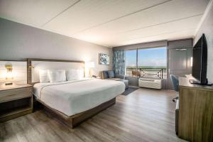 Voodi või voodid majutusasutuse La Quinta by Wyndham Cocoa Beach Oceanfront toas