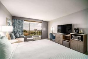 Voodi või voodid majutusasutuse La Quinta by Wyndham Cocoa Beach Oceanfront toas