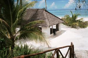 um pequeno edifício numa praia com o oceano em Beach Bungalow 60sqm Fully serviced in Matemwe Zanzibar em Gazija