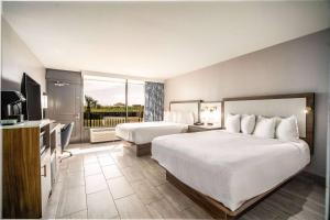 Voodi või voodid majutusasutuse La Quinta by Wyndham Cocoa Beach Oceanfront toas