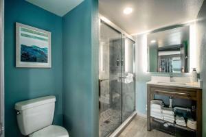 Vannituba majutusasutuses La Quinta by Wyndham Cocoa Beach Oceanfront