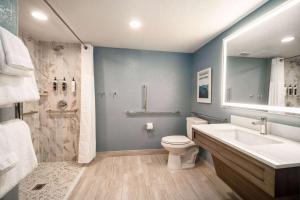 Vannituba majutusasutuses La Quinta by Wyndham Cocoa Beach Oceanfront