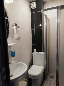 małą łazienkę z toaletą i umywalką w obiekcie Grand Ece Hotel w mieście Çanakkale