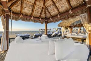 ein Bett in einem Pavillon am Strand in der Unterkunft Hilton Vacation Club Cabo Azul Los Cabos in San José del Cabo