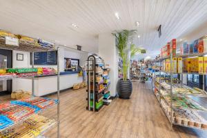 Supermarket nebo jiné obchody v  rezortu nebo okolí