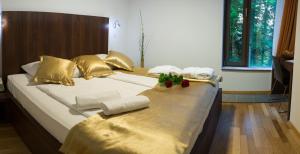 Postel nebo postele na pokoji v ubytování Rimske Terme Resort - Vila Sisi + 6 fotografií