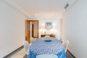 En eller flere senge i et værelse på Deluxe Apartment Gran Marbella + 22 billeder