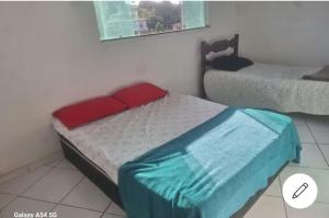 1 Schlafzimmer mit 2 Betten in einem Zimmer in der Unterkunft Casa a 5 Minutos Da Praia in Armacao dos Buzios