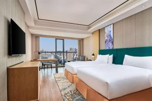 Postel nebo postele na pokoji v ubytování Hilton Garden Inn Wuhan Hankou + 37 fotografií