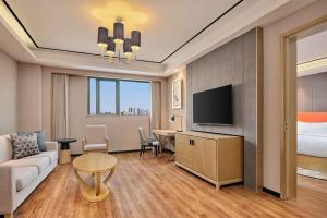 TV a/nebo společenská místnost v ubytování Hilton Garden Inn Wuhan Hankou