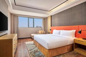 Postel nebo postele na pokoji v ubytování Hilton Garden Inn Wuhan Hankou