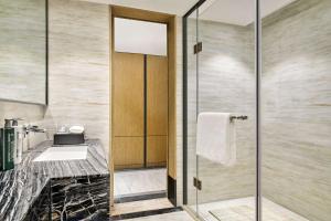 Postel nebo postele na pokoji v ubytování Hilton Garden Inn Wuhan Hankou