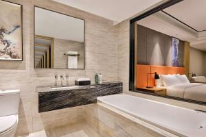 Koupelna v ubytování Hilton Garden Inn Wuhan Hankou