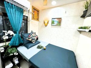 Giường trong phòng chung tại International Inn