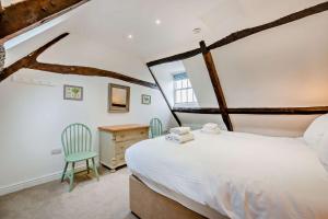 a bedroom with a bed and a desk and chair at The Haven in Chipping Norton
