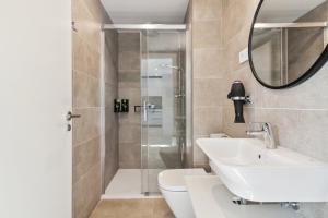 W łazience znajduje się umywalka i prysznic. w obiekcie limehome Valencia Carrer del Pare Palau i Quer w Walencji