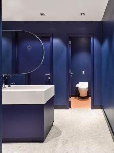 雪邦的住宿－Kepler Club Kuala Lumpur Airport - KLIA Transit Hotel Airside，蓝色的浴室设有水槽和卫生间