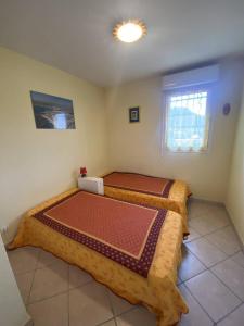 1 dormitorio con 2 camas en una habitación en AS24091- P3 Dans un secteur calme avec parking privé, en Le Grau-du-Roi