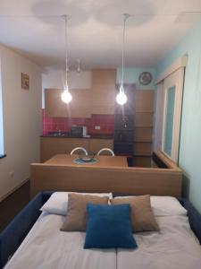 ein Schlafzimmer mit einem Bett mit zwei Kissen in der Unterkunft Albergo Diffuso in Paularo