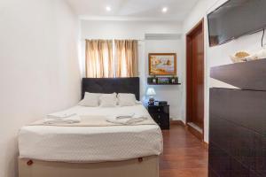 - une chambre avec un lit et une télévision dans l'établissement Governors Row Studios, à Lagos