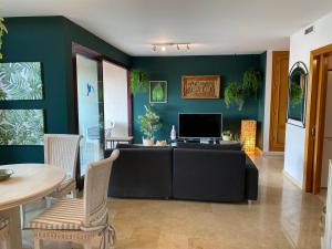 TV a/nebo společenská místnost v ubytování Charm Apartment 90m2